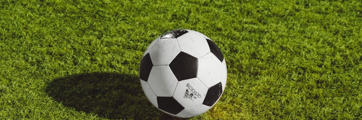 足球与篮球赛事精彩瞬间合成展示图